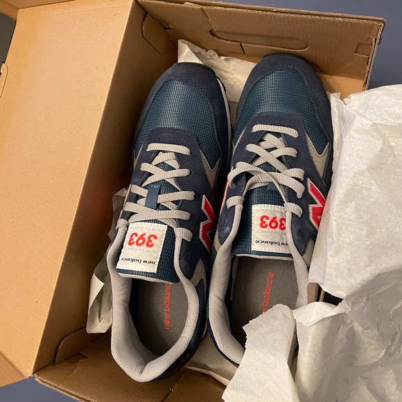 New Balance 393 ASOS Brand New Men’s size 9.5 Navy Red limited - Picture 2 of 4